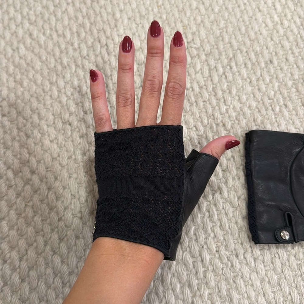 Chanel Fingerless Leather and Lace Gloves Size 7.5 - Picture 4 of 6